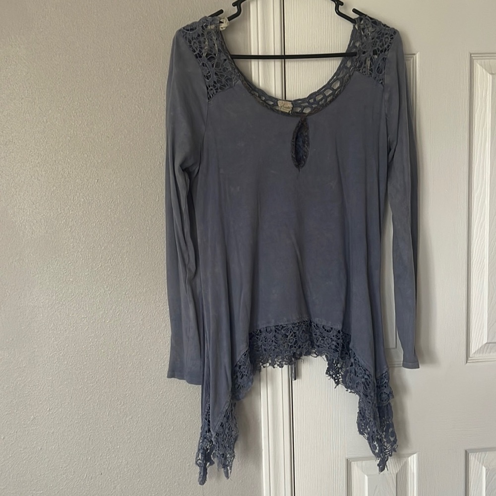 Gimmicks brand by BKE size Small Hippie style long sleeve STUNNING back details